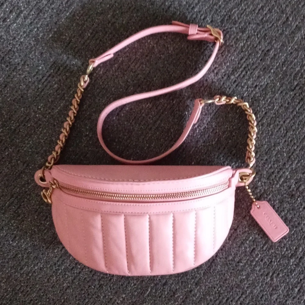 🆕️ 💗HTF Coach💗 - Quilted Chain Belt Bag